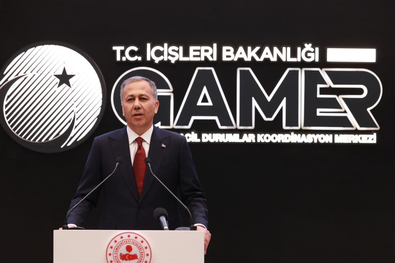 İçişleri Bakanı Yerlikaya, kadın polise yapılan saldırının huzur ve güvenliğe