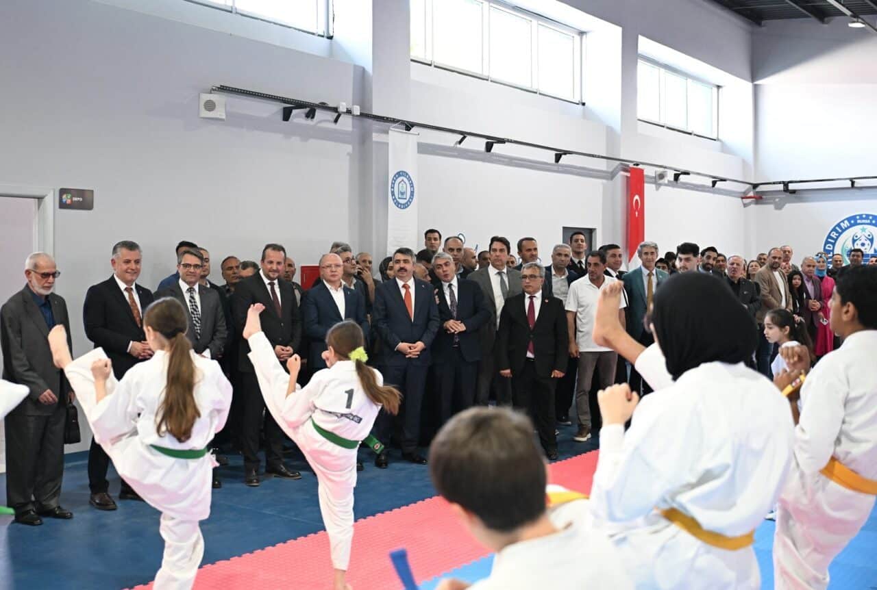 Yıldırım Belediyesi, Sakarya Mahallesinde spor salonunu hizmete açtı. Oktay Yılmaz,