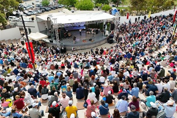 İzmirliler, 3 bin 500 kişilik Zeki-Metin Amfi Tiyatro’yu doldururken programın