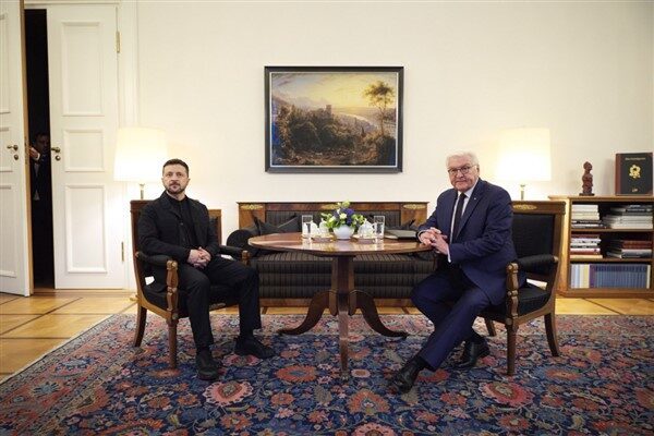 Ukrayna Devlet Başkanı Zelenski, Almanya Cumhurbaşkanı Frank-Walter Steinmeier ile bir