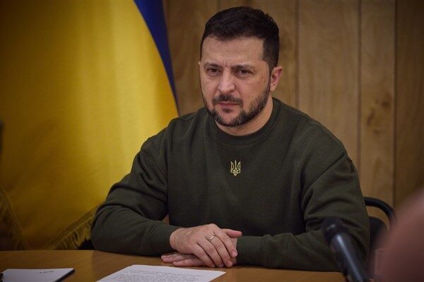 Ukrayna Devlet Başkanı Volodimir Zelenski, 205 askeri geri getirdi. Silahlı