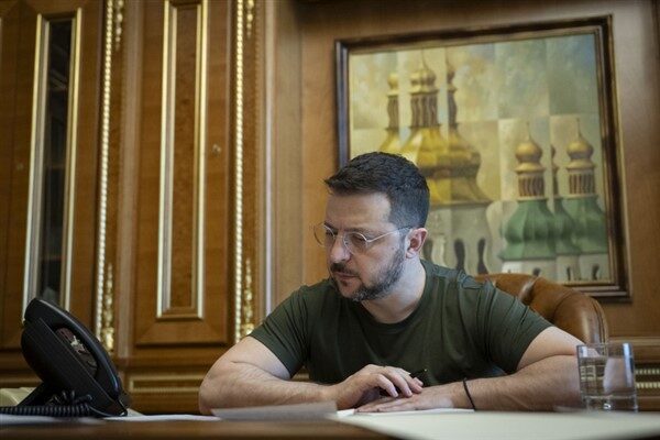 Ukrayna Devlet Başkanı Zelenski, hava savunma güçleri ve kurtarma ekiplerinin