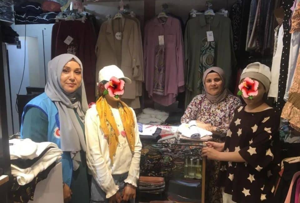 Gökçeada Müftülüğü, bir hayırsever vatandaş aracılığıyla iki yetim çocuğa karne