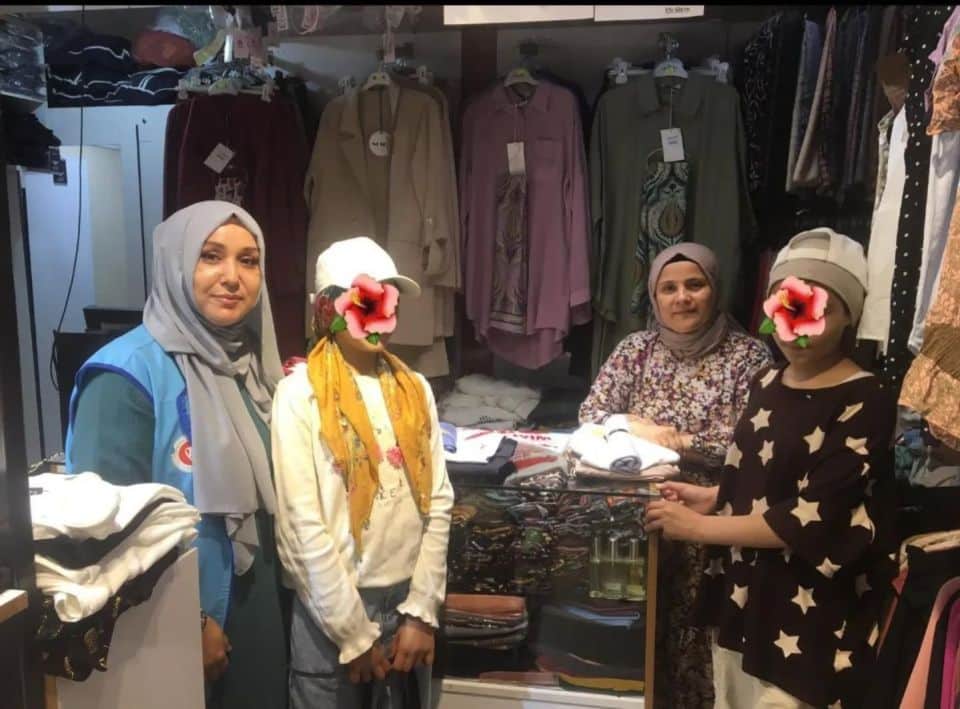 Gökçeada Müftülüğü, bir hayırsever vatandaş aracılığıyla iki yetim çocuğa karne