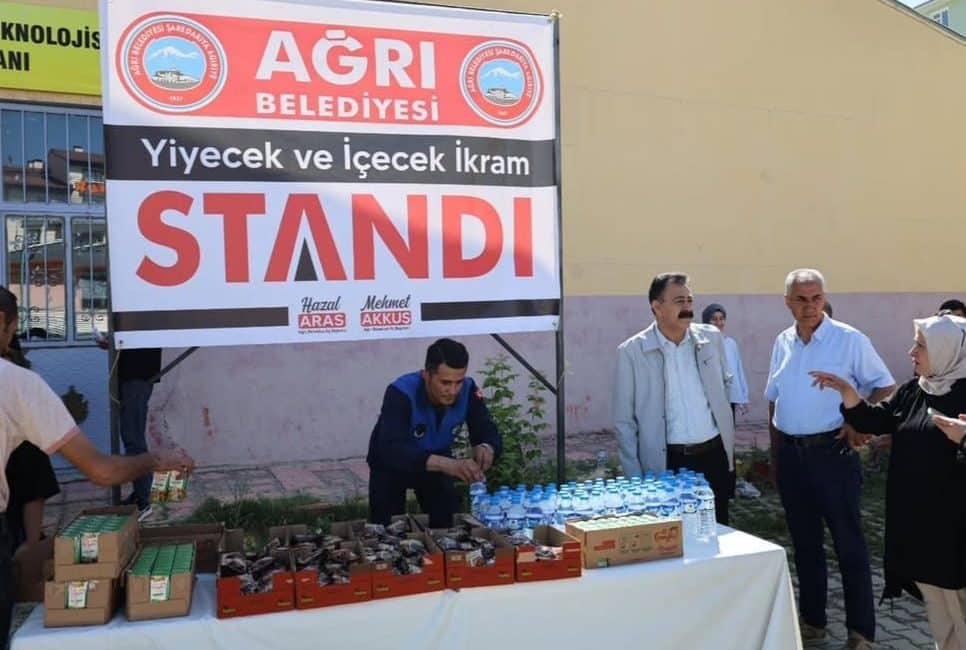 Belediye Eş Başkanları Hazal Aras ve Memet Akkuş, sabah saatlerinde