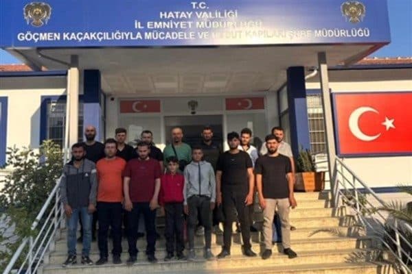 Hatay Emniyet Müdürlüğü ekipleri, göçmen kaçakçılığıyla mücadele kapsamında Antakya-Belen yolunda
