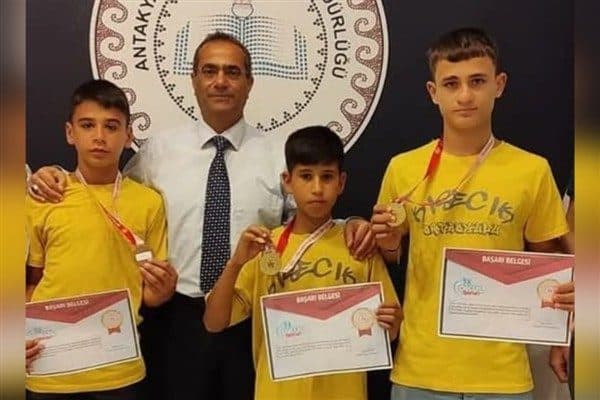 Antakya İlçe Milli Eğitim Müdürü Ahmet Tecimen imzasıyla paylaşılan mesajda,