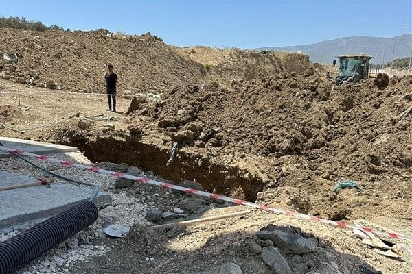 Hatay’ın Antakya ilçesine bağlı Dikmece Mahallesi’nde yürütülen altyapı çalışmalarında çökme