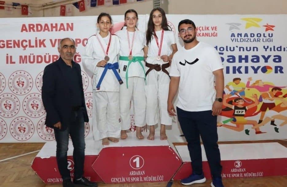 Müsabakalarda Asmin Ateş, Beren Su Dündar ve Ecrin Su Çetin,