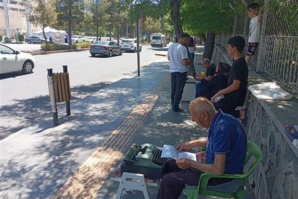 Arzuhalcilik yapan Şeref Tanöver, Hibya Haber Ajansı'na mesleğine ilişkin açıklama