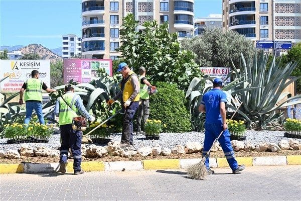 Park ve Bahçeler Dairesi Başkanlığı ekipleri, İstasyon Caddesi başta olmak