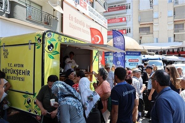 Pazarcı esnafı, sıcak yaz günlerinde gerçekleştirilen limonata ikramından duydukları memnuniyeti