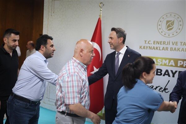 Bakanlığın yemekhanesinde gerçekleştirilen bayramlaşmaya bakanlığın yanı sıra bağlı, ilgili ve