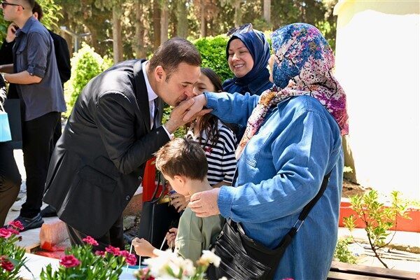 Bu kapsamda 20 ilçede yaklaşık 155 şehit ailesini ziyaret eden