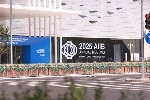 Çin Başbakanı Li Qiang, Asya Altyapı Yatırım Bankası’nın (AIIB) çok
