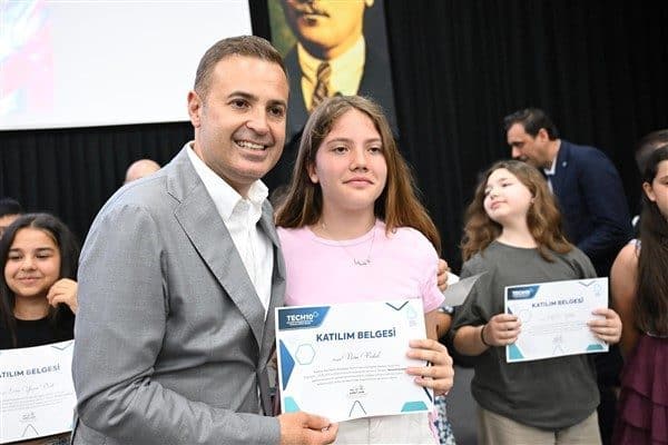 Öğrencilerin ve ailelerinin sevincine ortak olan Balıkesir Büyükşehir Belediye Başkanı