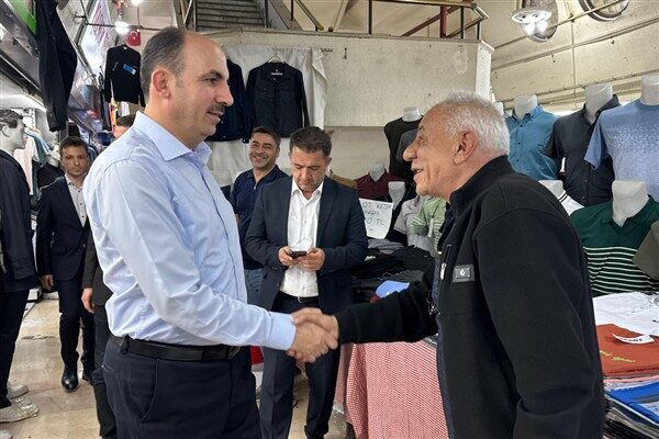 Konya Büyükşehir Belediye Başkanı Altay, Kurban Bayramı öncesi alışverişe çıkan