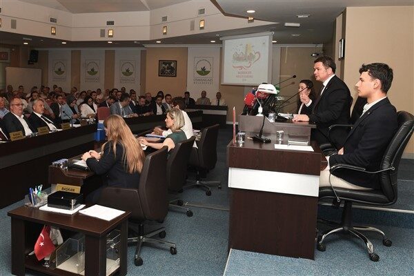 Osmangazi Belediye Meclis Salonu’nda gerçekleştirilen meclis toplantısı, saygı duruşu ve