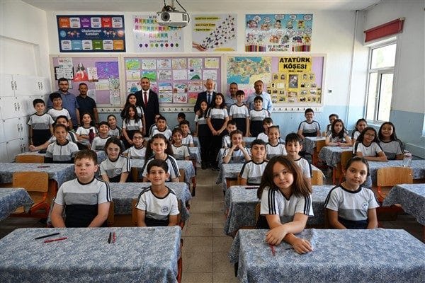Belediye Başkanı Şükrü Başdeğirmen, öğrenciler Ervanur Meydan ve Eymen Eti’nin