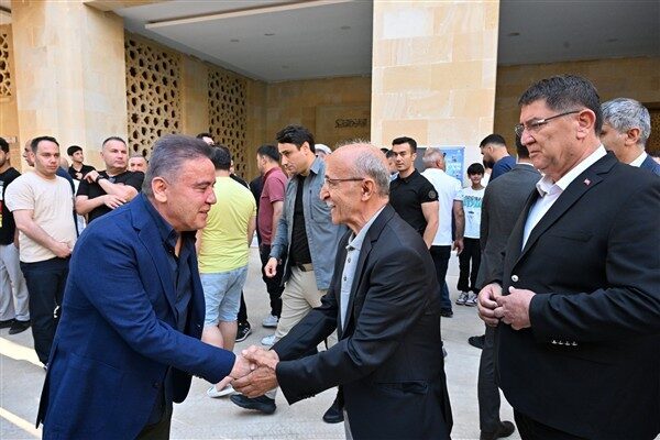 Antalya Büyükşehir Belediye Başkanı Muhittin Böcek, bayram namazını Akdeniz Üniversitesi