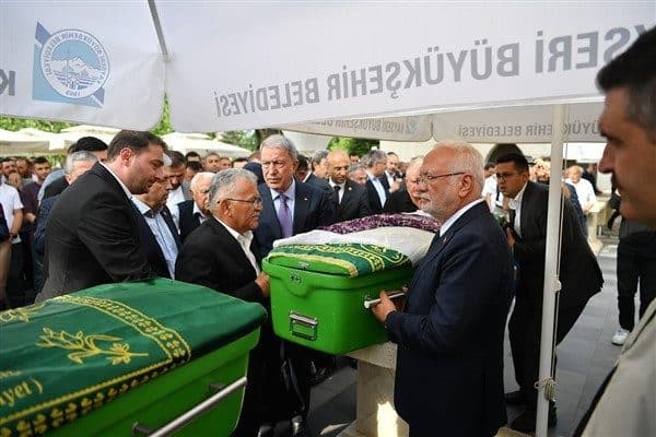 Merhume Naciye Büyükkılıç, kılınan cenaze namazının ardından dualarla Asri Mezarlık’ta