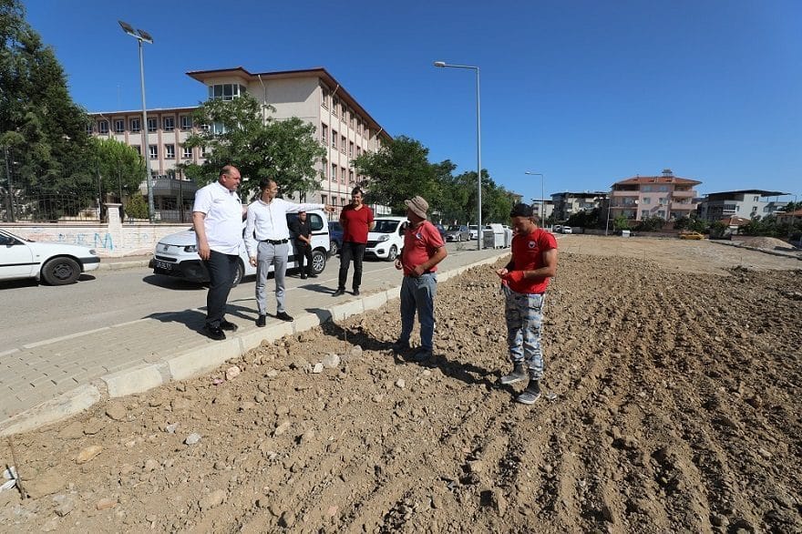 Menderes Belediye Başkanı İlkay Çiçek, devam eden çalışmaları incelemek üzere