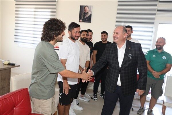 Çiçek, Kaymakamlığın bayramlaşma programına da katıldı. Menderes Belediye Başkanı İlkay