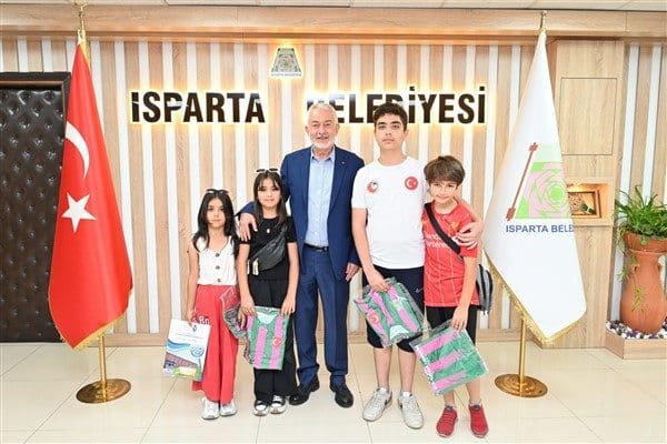 İstiklal Mahallesi’nde ikamet eden çocuklar Mehmet Emir, Seniha Yaprak Uslu,