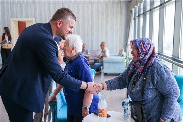 Buca Belediye Başkanı Görkem Duman, Kurban Bayramı'nda ilk ziyaretini huzurevine