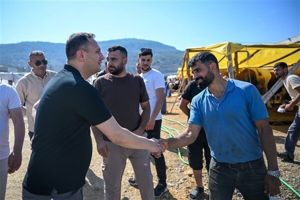 Kurban satış ve kesim alanlarında incelemelerde bulunan Başkan Eşki, ilgili
