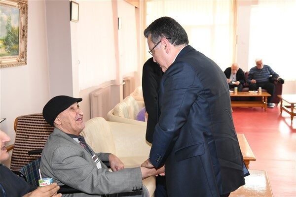Ellerini öperek bayramlarını kutladığı yaşlılarla sohbet eden Başkan Genç, Müdür