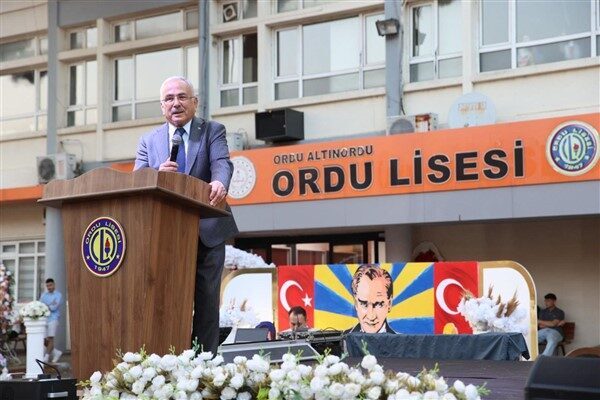 Lise mezuniyet töreninin davetlisi olan Büyükşehir Belediye Başkanı Hilmi Güler,
