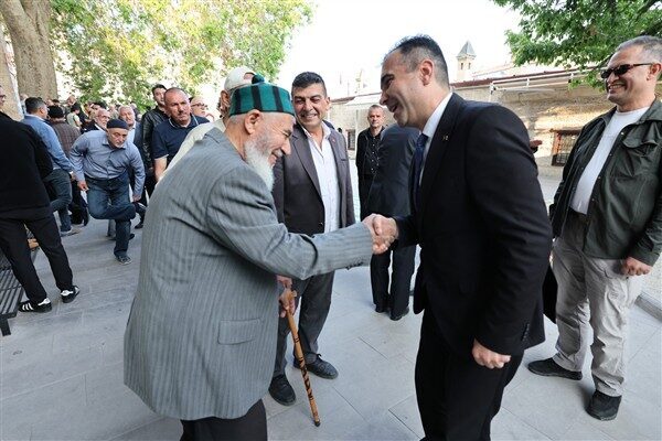Karaman Valiliğince tertip edilen bayramlaşma programı, Aktekke Camii bahçesinde gerçekleştirildi.