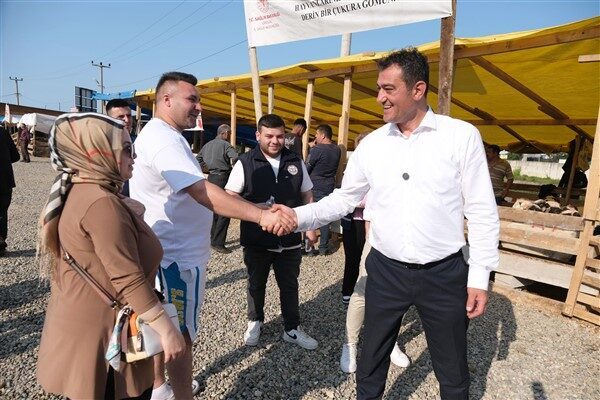 Başkan Köse, ziyaretinde pazar alanında incelemelerde bulunarak hem satıcılarla hem