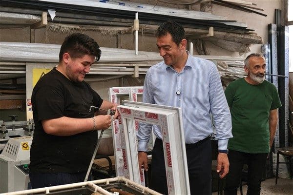 Başkan Köse, ziyaret sırasında esnafları tek tek ziyaret ederek hayırlı