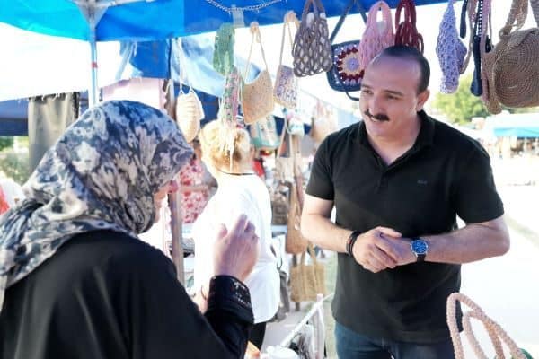 Konyaaltı Belediye Başkanı Kotan, kadınların el emekleriyle ürettiği ürünlerin satışa