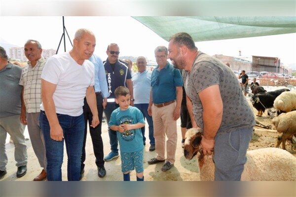 Alanya Belediye Başkanı Osman Tarık Özçelik, Kurban Bayramı’nın ilk gününde