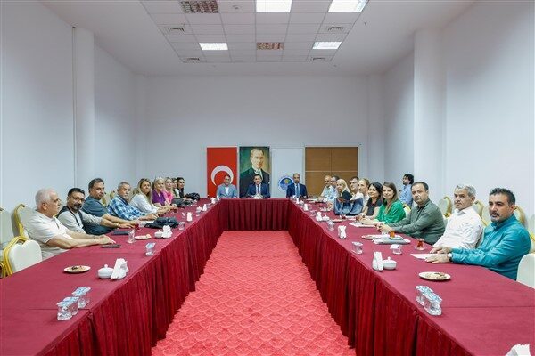 Yenişehir Belediyesi Atatürk Kültür Merkezinde gerçekleşen toplantıda belediye başkan yardımcıları