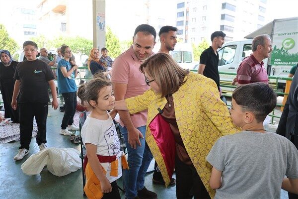 Gaziantep Büyükşehir Belediye Başkanı Şahin, Gazikent, Fıstıklık ve Deniz mahallelerindeki kurban