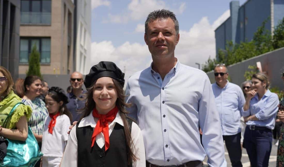 Çorlu Belediye Başkanı Ahmet Sarıkurt, Nira Sanat Akademisi öğrencilerinin düzenlediği
