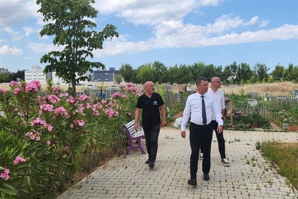 Çorlu Belediye Başkanı Sarıkurt, hobi bahçelerini “şehrin ortasında küçük bir