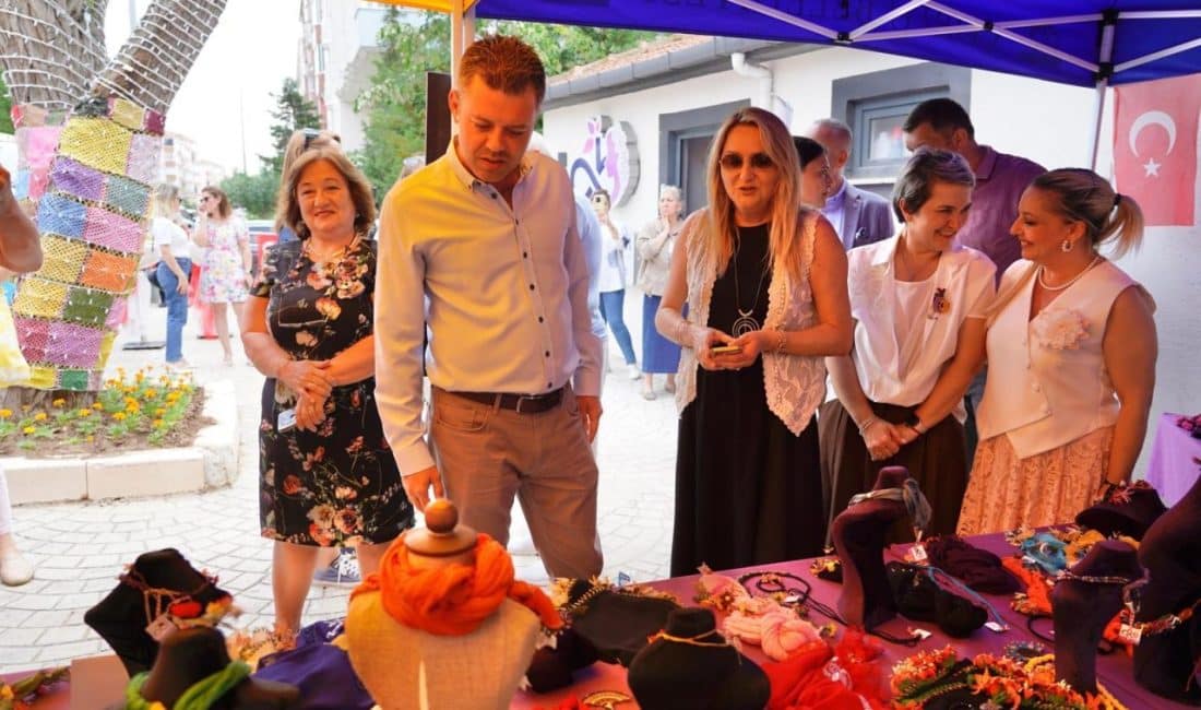 Çorlu Belediye Başkanı Ahmet Sarıkurt, Menekşe Kadın Eğitim Merkezi'nde kursiyerlerin