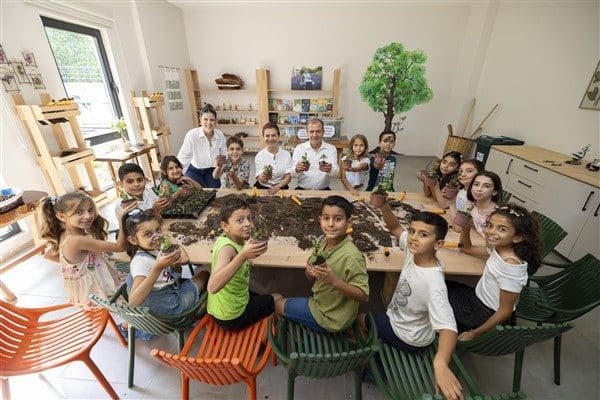 Mezitli Çocuk Kampüsü’ndeki atölyeleri gezen Başkan Seçer, kampüsteki birçok etkinliği