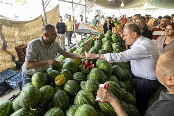 Mersin Büyükşehir Belediye Başkanı Seçer, Güneykent Pazar Yeri’ni ziyaret etti.