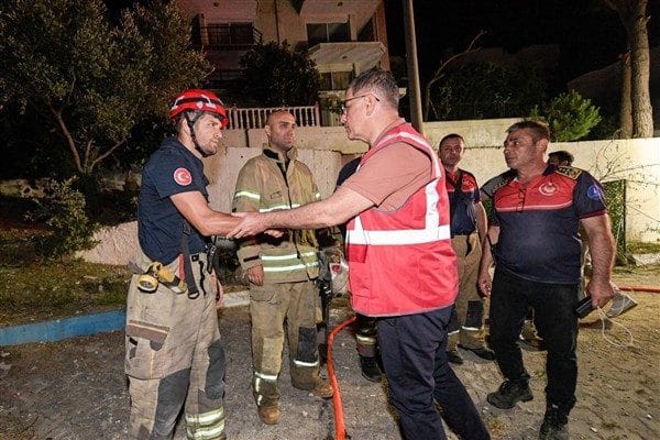 İzmir Büyükşehir Belediyesi İtfaiye Dairesi Başkanlığı ekipleri, gün boyu İzmir’i