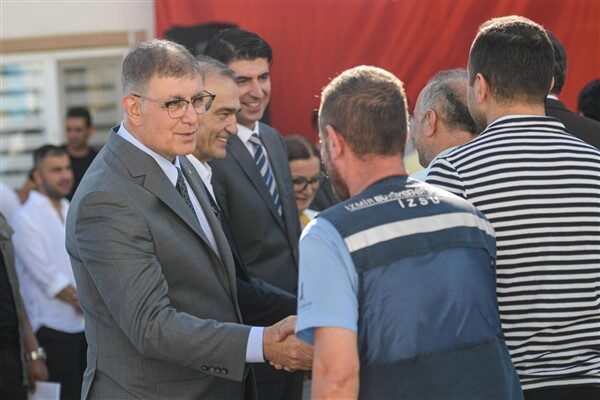 Tüm çalışanlarla tek tek bayramlaşan İzmir Büyükşehir Belediye Başkanı Cemil