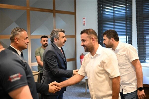 Yıldırım Belediye Başkanı Oktay Yılmaz, belediye personeliyle bayramlaştıktan sonra, Yıldırım
