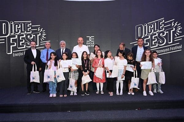 Vali Canalp, öğrencilere sürpriz yaparak onlara bir karne hediyesi olarak