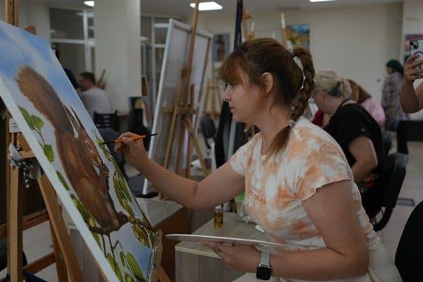 Düzce Belediyesi’nin BELMEK çatısı altında yürüttüğü resim kursları, katılımcılara hem