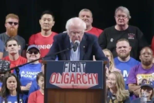 "Oligarşiyle Mücadele" turunun bir parçası olarak Fort Worth'daki bir belediye